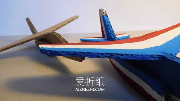 怎么做瓦楞纸飞机模型的手工制作教程- www.aizhezhi.com
