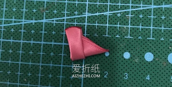 怎么做缎带花胸针的制作方法图解教程- www.aizhezhi.com