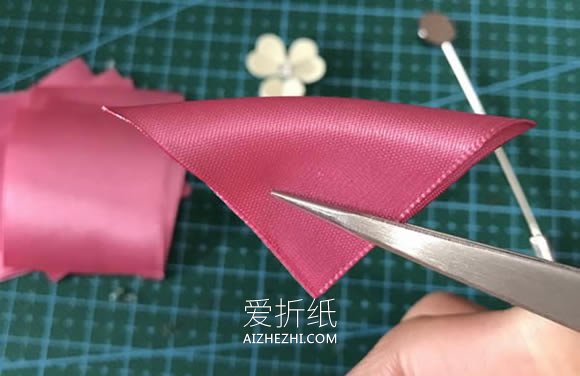 怎么做缎带花胸针的制作方法图解教程- www.aizhezhi.com