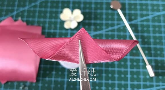 怎么做缎带花胸针的制作方法图解教程- www.aizhezhi.com