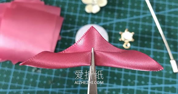 怎么做缎带花胸针的制作方法图解教程- www.aizhezhi.com