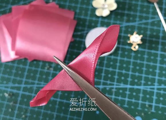 怎么做缎带花胸针的制作方法图解教程- www.aizhezhi.com