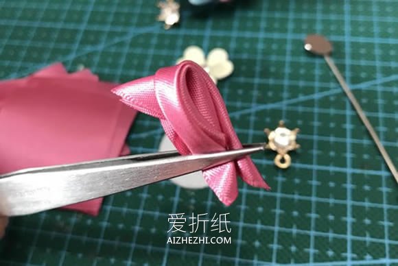 怎么做缎带花胸针的制作方法图解教程- www.aizhezhi.com