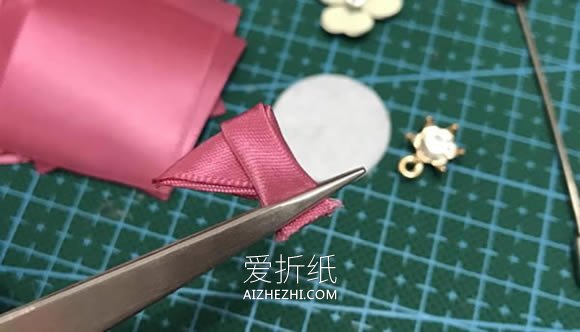 怎么做缎带花胸针的制作方法图解教程- www.aizhezhi.com