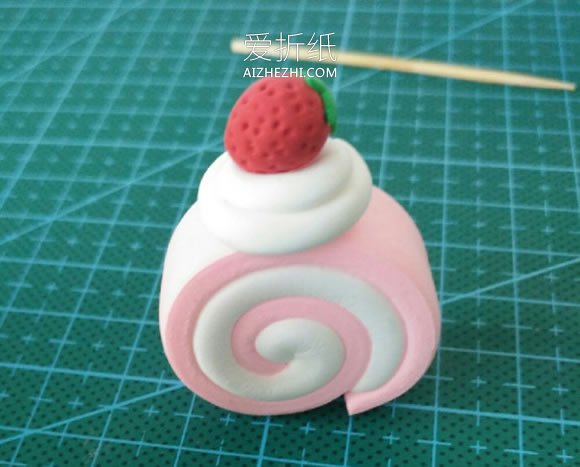 怎么做超轻粘土草莓蛋糕卷的制作图解教程- www.aizhezhi.com