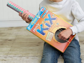 怎么用废纸盒做儿童吉他玩具的制作方法