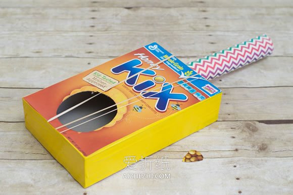 怎么用废纸盒做儿童吉他玩具的制作方法- www.aizhezhi.com
