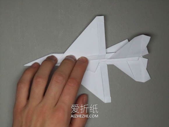 逼真F-16纸飞机的折法详细过程图解- www.aizhezhi.com