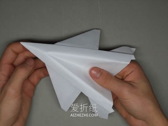 逼真F-16纸飞机的折法详细过程图解- www.aizhezhi.com