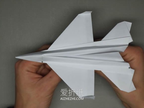 逼真F-16纸飞机的折法详细过程图解- www.aizhezhi.com