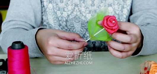 怎么折彩塑棉玫瑰花的折纸方法步骤图解- www.aizhezhi.com