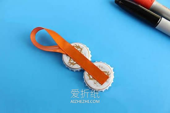 啤酒瓶盖怎么废物利用 手工制作小企鹅挂件- www.aizhezhi.com