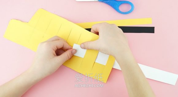 怎么做纸编织校车的手工制作方法教程- www.aizhezhi.com