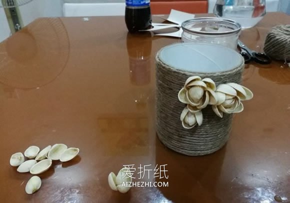 胶带筒和开心果壳怎么废物利用制作笔筒- www.aizhezhi.com