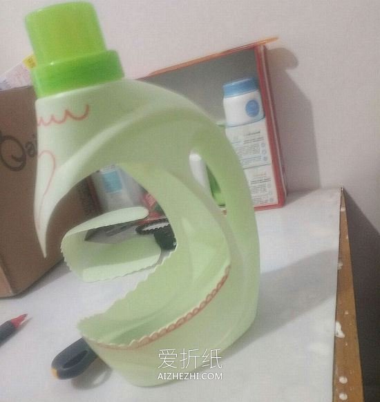 怎么用洗衣液瓶做花盆的手工制作教程- www.aizhezhi.com