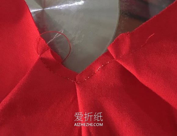 怎么把旧T恤改造可爱性感流苏背心的制作方法- www.aizhezhi.com