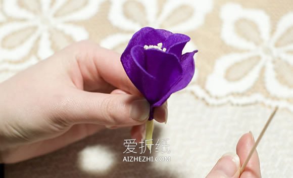 怎么做皱纹纸洋桔梗花的制作方法步骤图解- www.aizhezhi.com