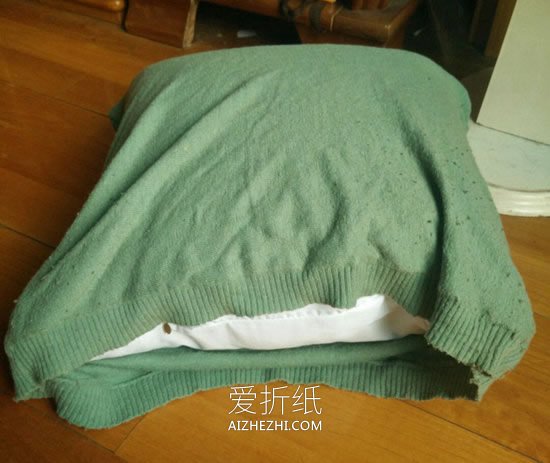 怎么用旧毛衣做靠枕的手工改造方法教程- www.aizhezhi.com