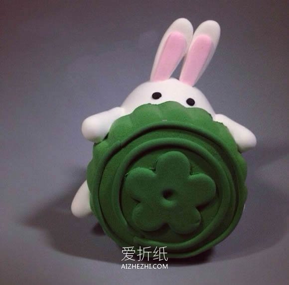 怎么做中秋节抱着月饼的小白兔粘土制作教程- www.aizhezhi.com