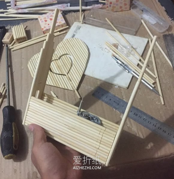 怎么用一次性筷子做天使之心音乐盒制作方法- www.aizhezhi.com