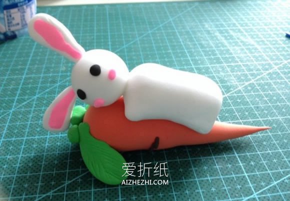 怎么做在胡萝卜上睡觉小白兔的粘土手工教程- www.aizhezhi.com