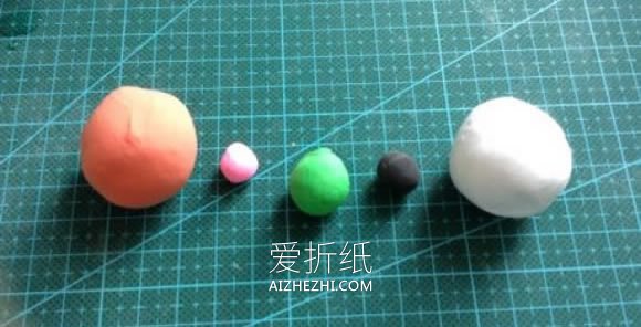 怎么做在胡萝卜上睡觉小白兔的粘土手工教程- www.aizhezhi.com