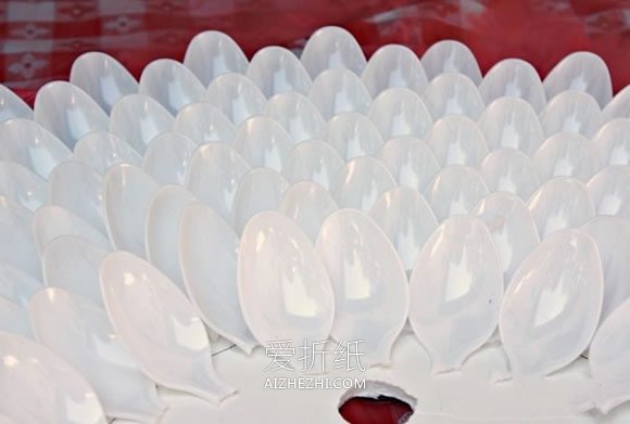 怎么用一次性塑料勺做菊花挂钟的制作方法- www.aizhezhi.com