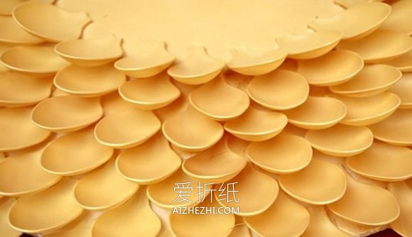 怎么用一次性塑料勺做菊花挂钟的制作方法- www.aizhezhi.com