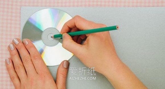 怎么用卡纸折纸四角礼品盒的折法过程图解- www.aizhezhi.com