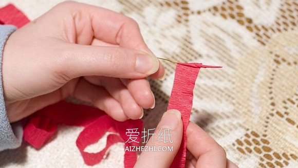 怎么用皱纹纸做圣诞红的手工制作方法教程- www.aizhezhi.com