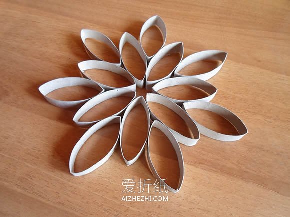 怎么做闪亮卷纸芯雪花的手工制作方法教程- www.aizhezhi.com