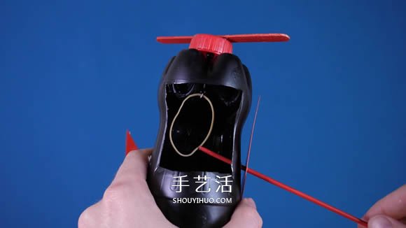 可乐瓶科技小制作 DIY橡皮筋动力飞机的方法- www.aizhezhi.com
