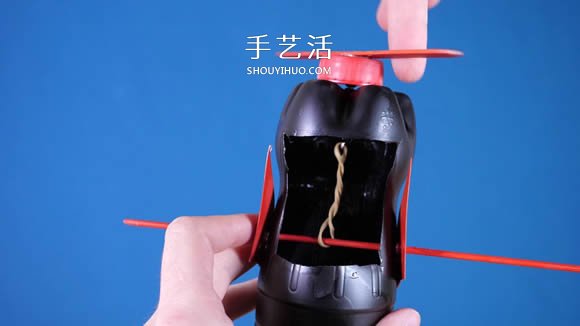 可乐瓶科技小制作 DIY橡皮筋动力飞机的方法- www.aizhezhi.com