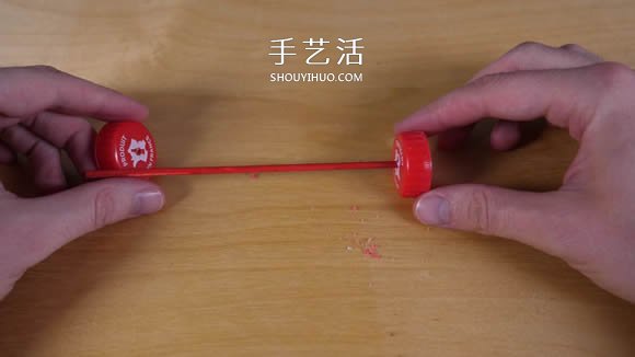 可乐瓶科技小制作 DIY橡皮筋动力飞机的方法- www.aizhezhi.com