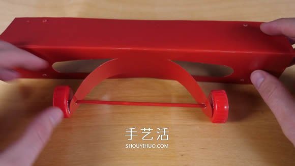 可乐瓶科技小制作 DIY橡皮筋动力飞机的方法- www.aizhezhi.com