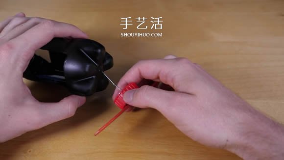 可乐瓶科技小制作 DIY橡皮筋动力飞机的方法- www.aizhezhi.com