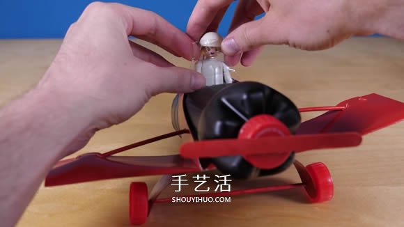 可乐瓶科技小制作 DIY橡皮筋动力飞机的方法- www.aizhezhi.com
