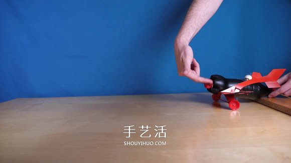可乐瓶科技小制作 DIY橡皮筋动力飞机的方法- www.aizhezhi.com