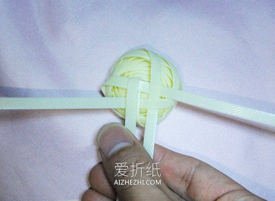 怎么做包装带编织玫瑰花的编法图解步骤- www.aizhezhi.com