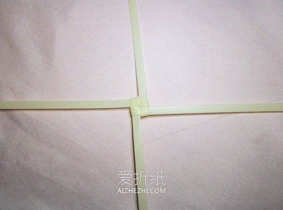 怎么做包装带编织玫瑰花的编法图解步骤- www.aizhezhi.com