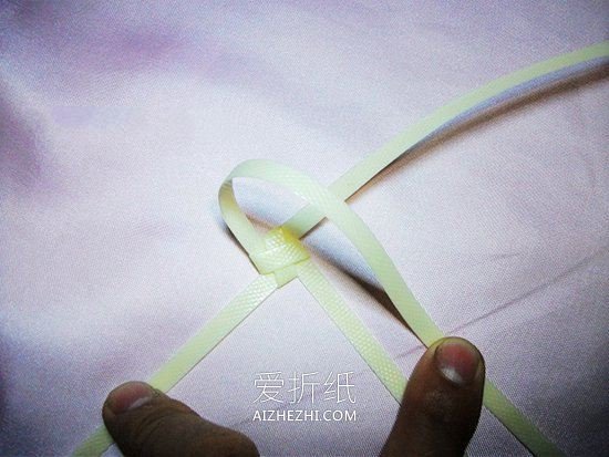 怎么做包装带编织玫瑰花的编法图解步骤- www.aizhezhi.com