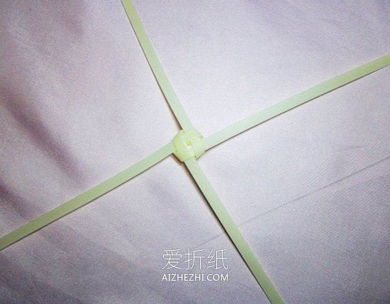 怎么做包装带编织玫瑰花的编法图解步骤- www.aizhezhi.com