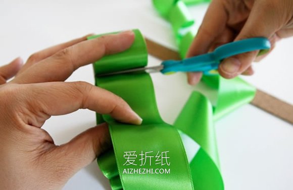 怎么用电话黄页簿做花朵便签夹的制作方法- www.aizhezhi.com