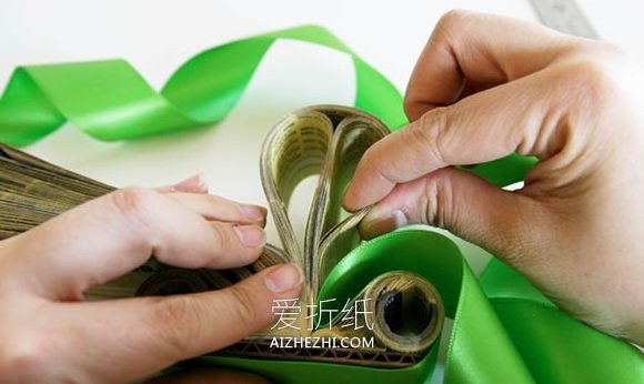 怎么用电话黄页簿做花朵便签夹的制作方法- www.aizhezhi.com