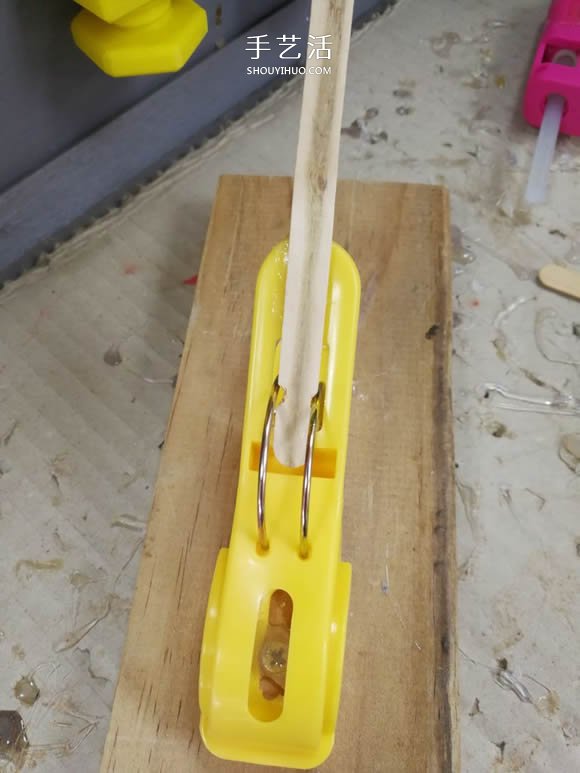 用衣夹制作投石车弹射器玩具的DIY教程- www.aizhezhi.com