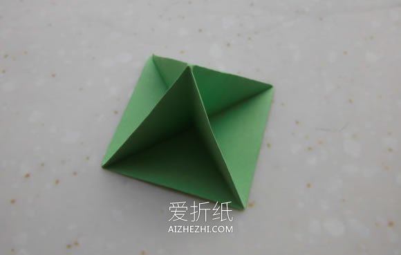 儿童怎么简单折纸圣诞树的折法过程步骤- www.aizhezhi.com