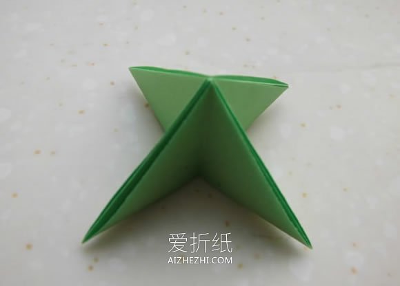 儿童怎么简单折纸圣诞树的折法过程步骤- www.aizhezhi.com