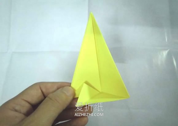 儿童怎么简单折纸圣诞树的折法过程步骤- www.aizhezhi.com