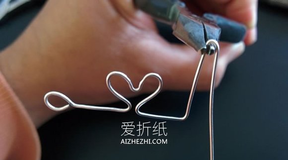 怎么用金属丝做情人节心动项链坠的制作方法- www.aizhezhi.com