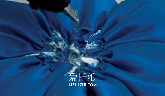 怎么做布艺花朵靠枕的制作方法图解- www.aizhezhi.com